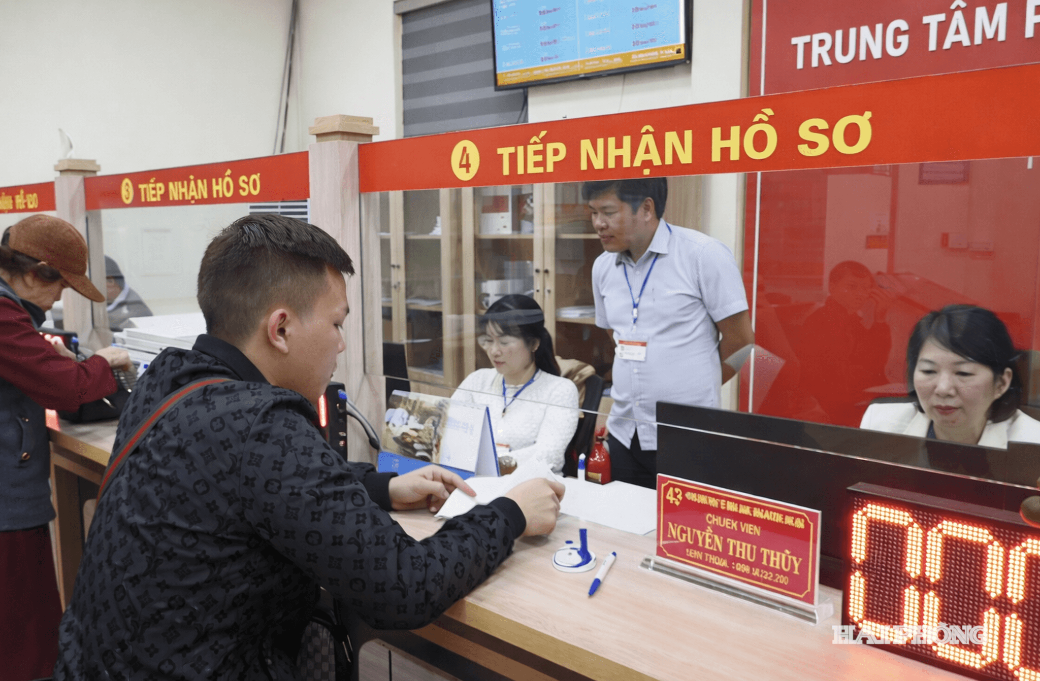 100% hồ sơ của phường Phù Liễn được thực hiện qua hệ thống dịch vụ công trực tuyến.