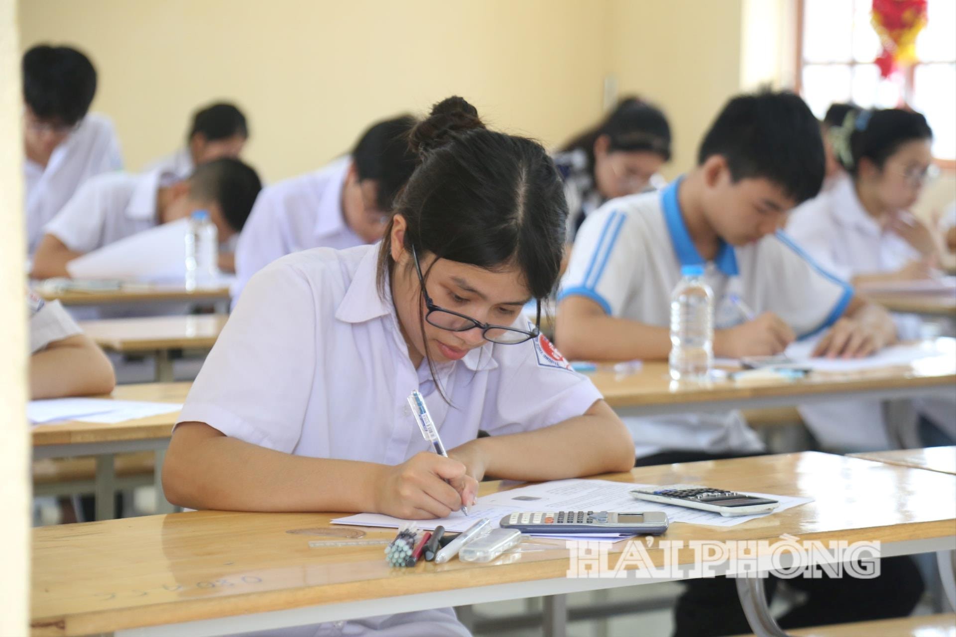Điểm thay đổi đáng chú ý của kỳ thi tốt nghiệp THPT năm nay là việc tích hợp giấy báo dự thi và thẻ dự thi thành một loại duy nhất là giấy báo dự thi. (ảnh minh họa