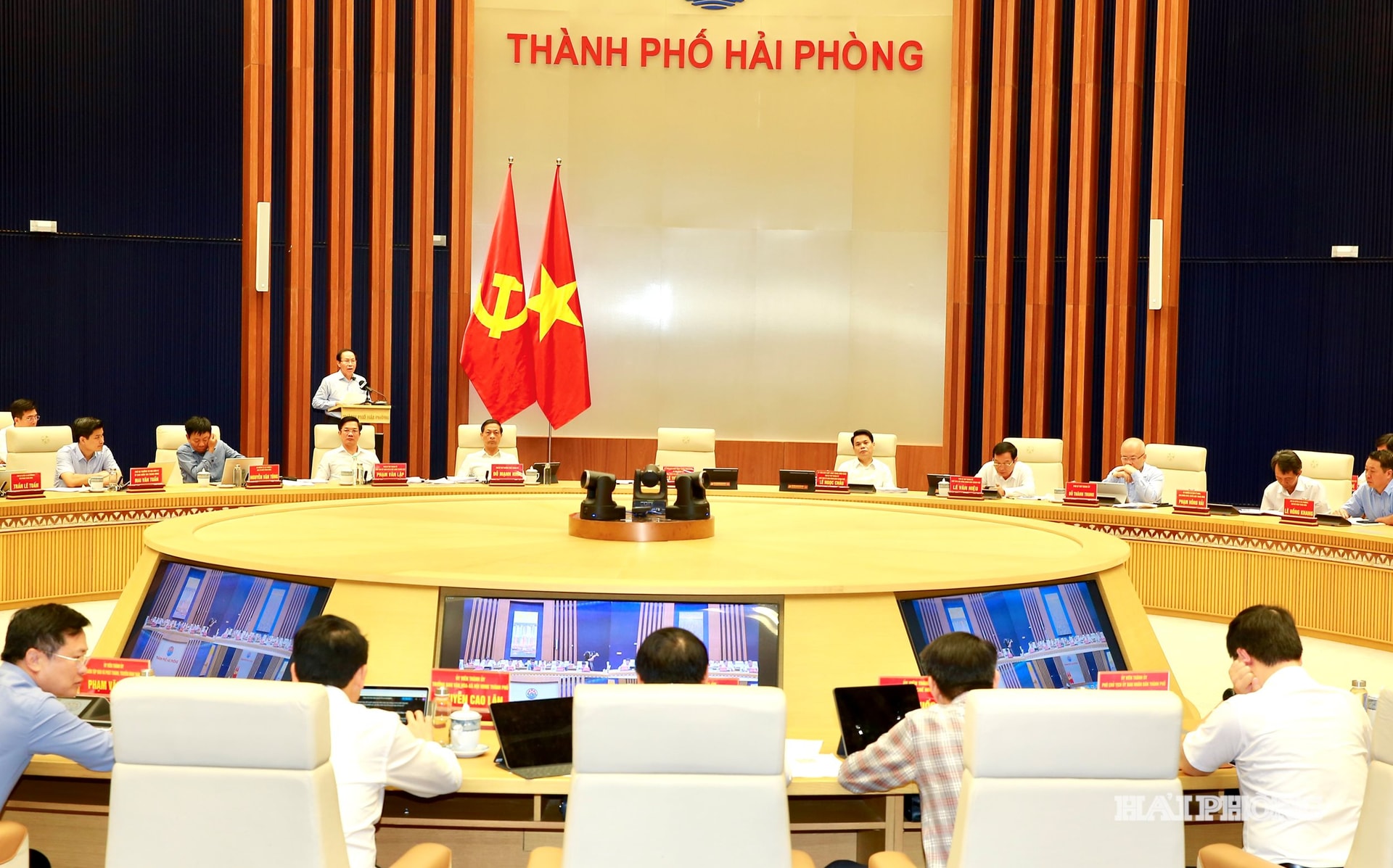 Đồng chí Lê Tiến Châu, Uỷ viên Trung ương Đảng, Bí thư Thành uỷ, Truỏng đoàn đại biểu Quốc hội Hải Phòng phát biểu kết luận hội nghị.