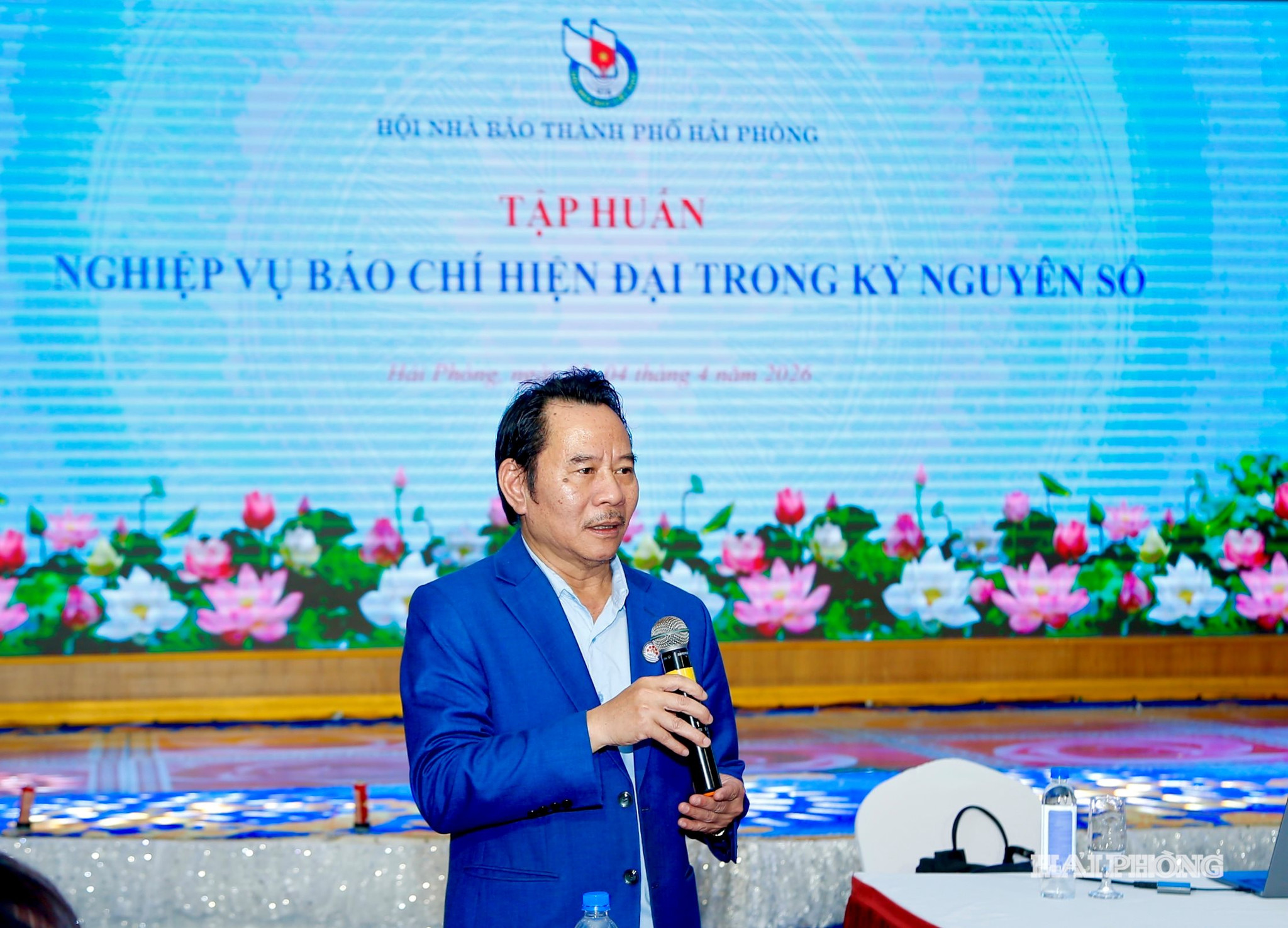 Nhà báo Nguyễn Anh Tú, Chủ tịch Hội nhà báo thành phố Hải Phòng phát biểu khai mạc lớp tập huấn nghiệp vụ báo chí.