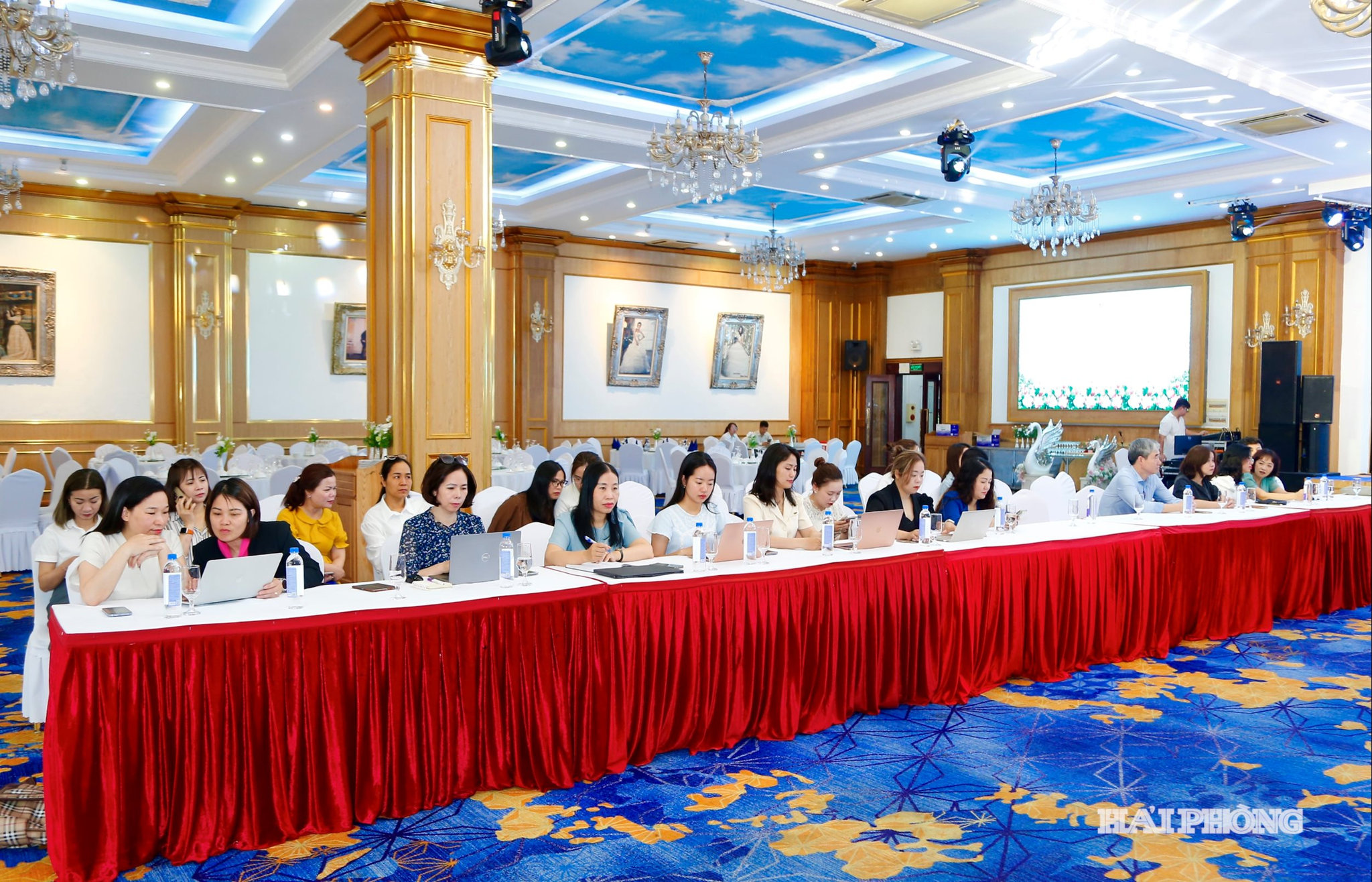 Đông đảo học viên là cán bộ, phóng viên, biên tập viên các cơ quan báo chí tham gia lớp học.