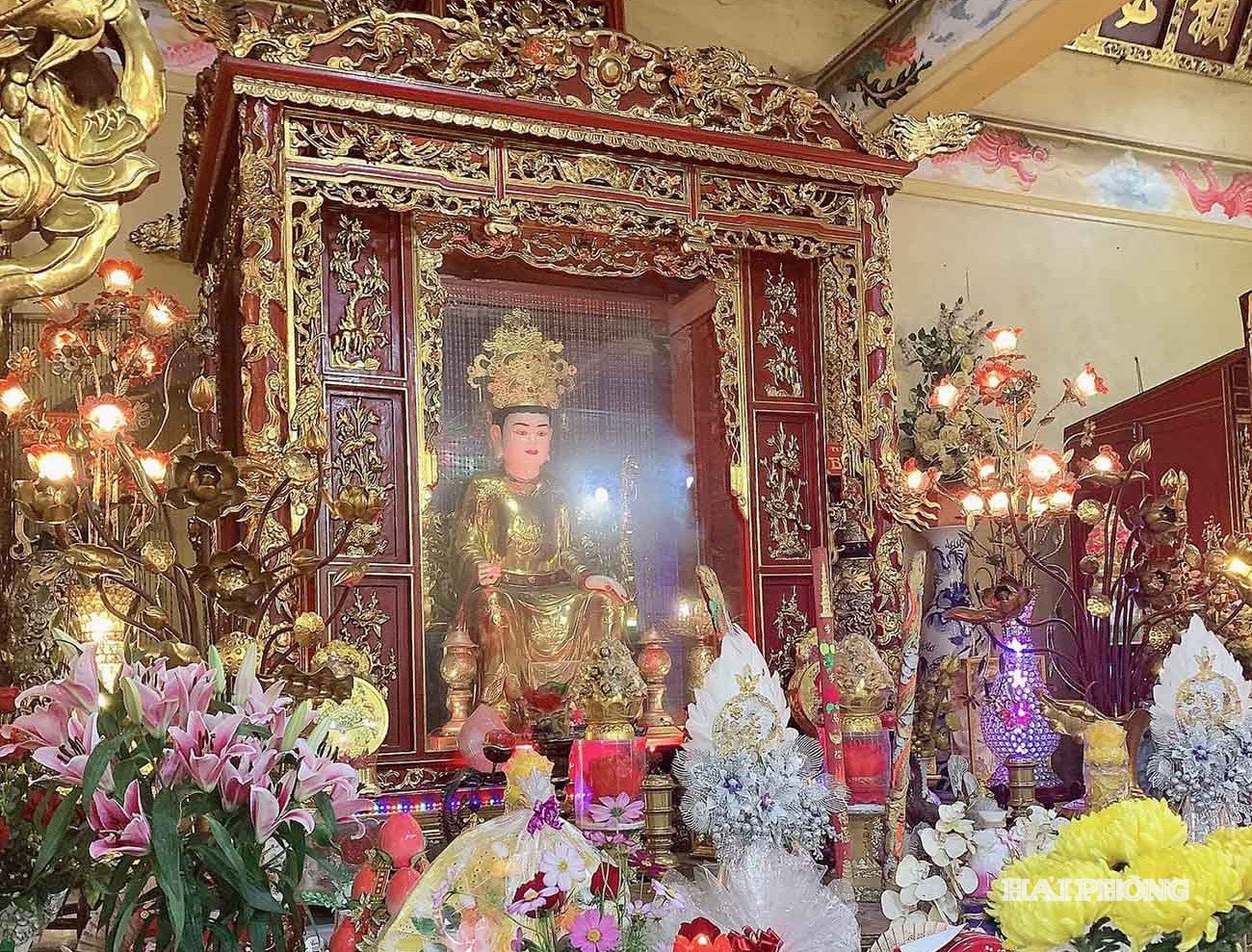 Đền thờ Bà Đế thờ bà Đào Thị Hương (tức Bà Đế) - vợ chúa Trịnh Giang.