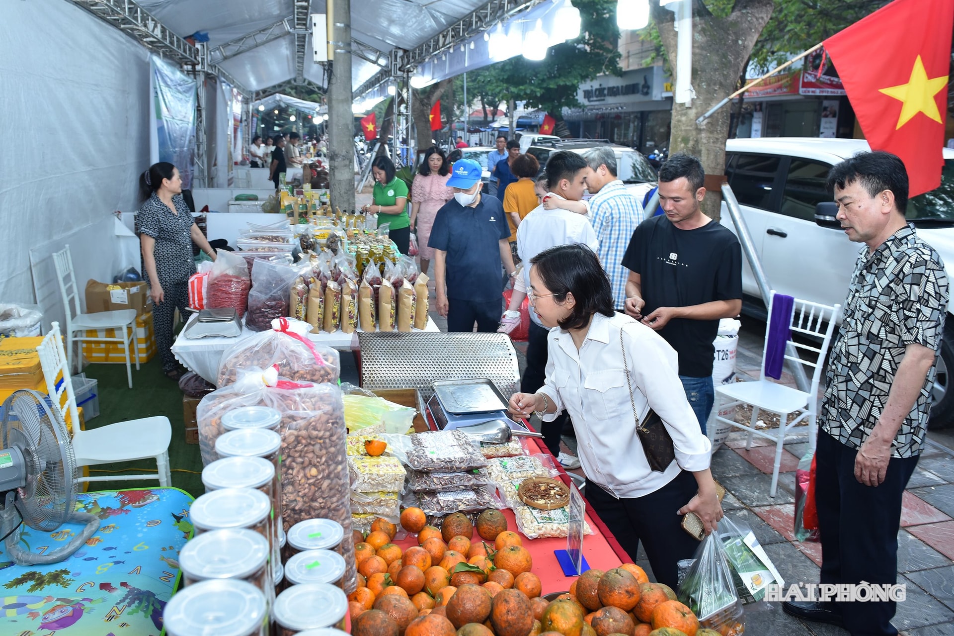 Đông đảo nhân dân, du khách tham quan và mua sắm các sản phẩm tại ngày hội.