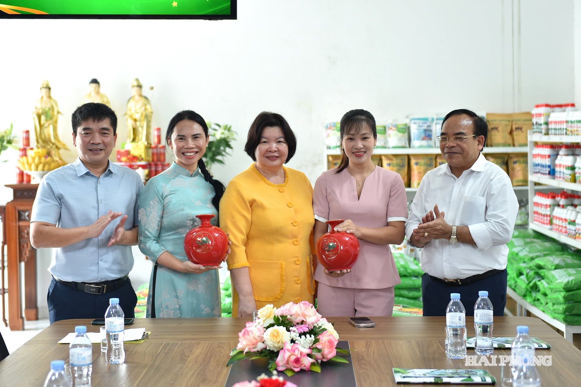 Đồng chí Cao Xuân Thu Vân, Chủ tịch Liên minh Hợp tác xã Việt Nam tặng quà đơn vị trên địa bàn phường Lưu Kiếm.