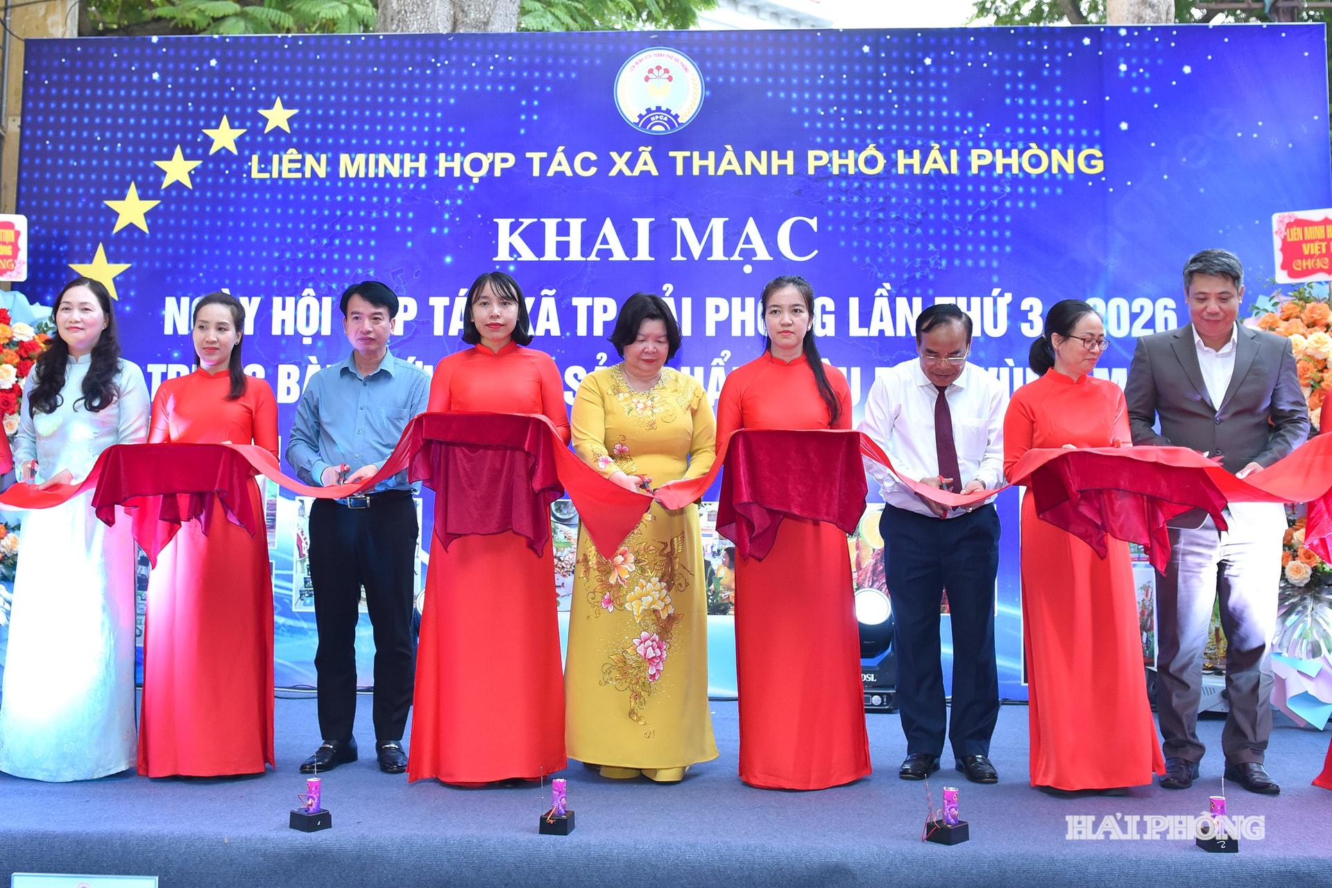 Các đại biểu thực hiện nghi thức khai mạc ngày hội.