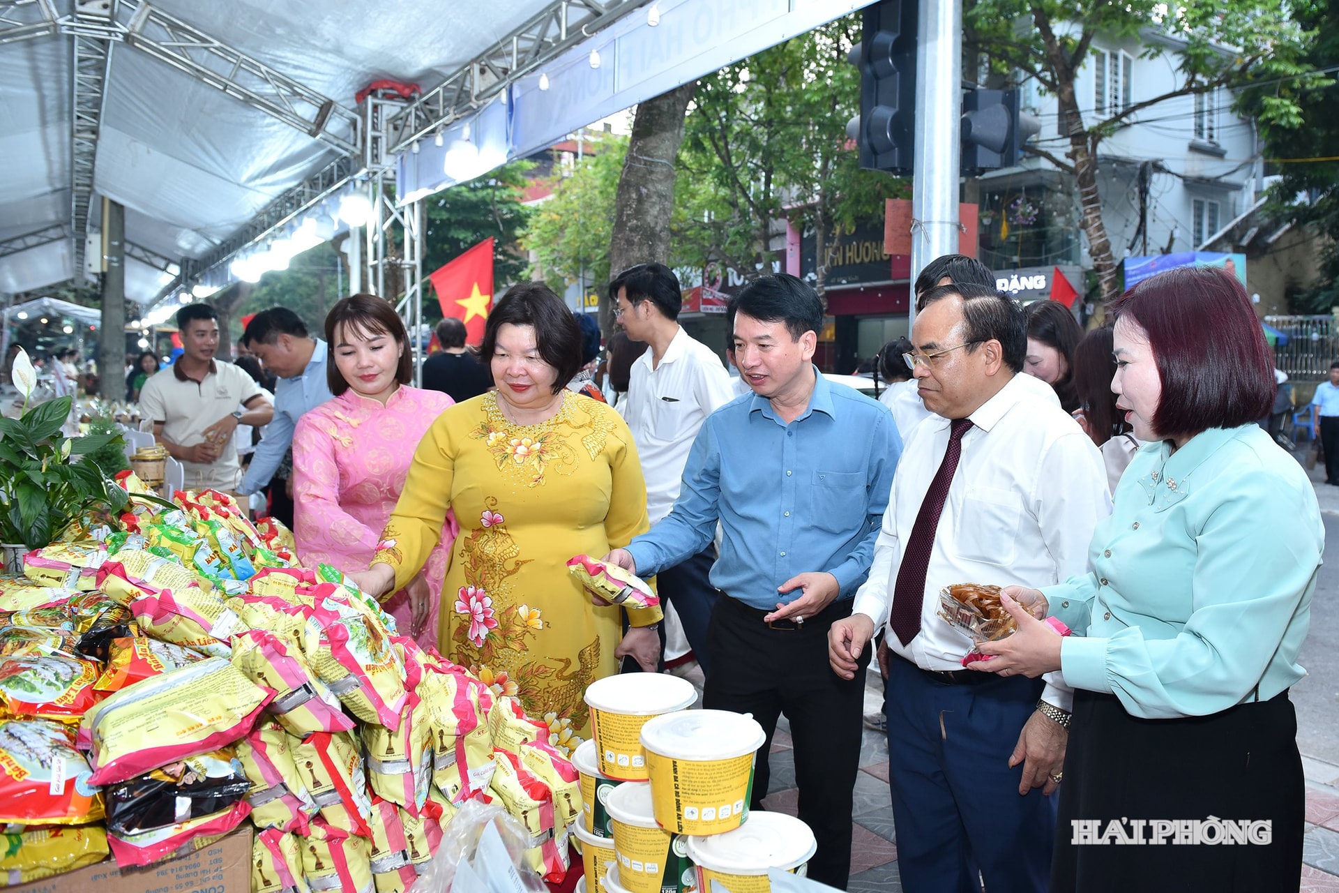 Các đồng chí: Cao Xuân Thu Vân, Chủ tịch Liên minh Hợp tác xã Việt Nam; Nguyễn Đức Tuấn, Ủy viên Ban Thường vụ Thành ủy, Phó Chủ tịch Thường trực Ủy ban MTTQ Việt Nam thành phố tham quan các gian hàng tại ngày hội.