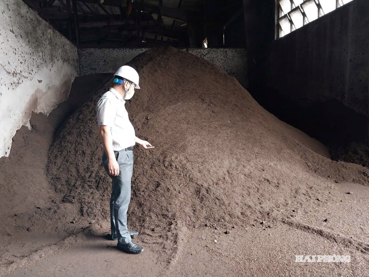 Đồng chí Hồ Kiên Trung, Cục phó Cục Môi trường kiểm tra thành phẩm phần mùn được tái chế từ rác thải hữu cơ tại Khu liên hiệp xử lý rác thải Tra