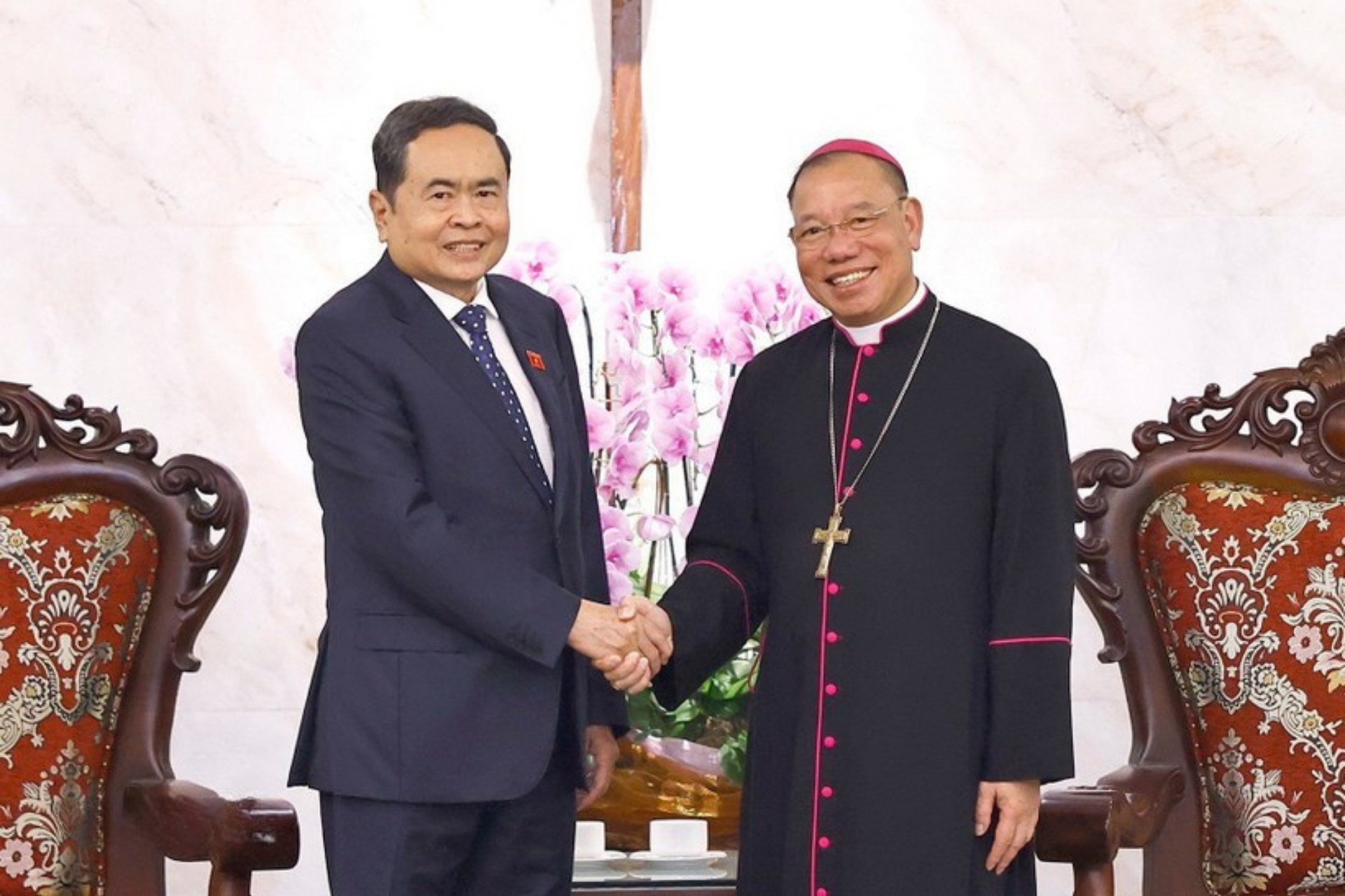 chu-tich-quoc-hoi-ghi-nhan-dong-gop-dong-bao-cong-giao.png