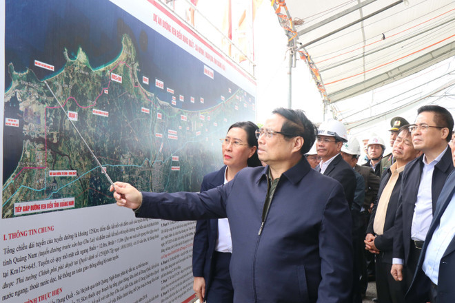Thủ tướng Phạm Minh Chính kiểm tra tuyến đường ven biển tỉnh Quảng Ngãi tháng 2/2025. (Ảnh: Phạm Cường/TTXVN) thu-tuong-tai-quang-ngai.jpg