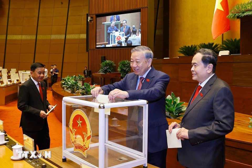 Tổng Bí thư Tô Lâm cùng các đại biểu Quốc hội bỏ phiếu bầu Chủ tịch Quốc hội khóa XVI. (Ảnh: Doãn Tấn/TTXVN)
