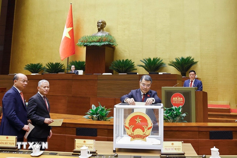 Đại biểu Quốc hội bỏ phiếu bầu Chủ tịch Quốc hội khóa XVI. (Ảnh: Doãn Tấn/TTXVN)