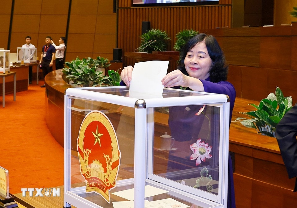 Đại biểu Quốc hội bỏ phiếu bầu Chủ tịch Quốc hội khóa XVI. (Ảnh: Doãn Tấn/TTXVN)