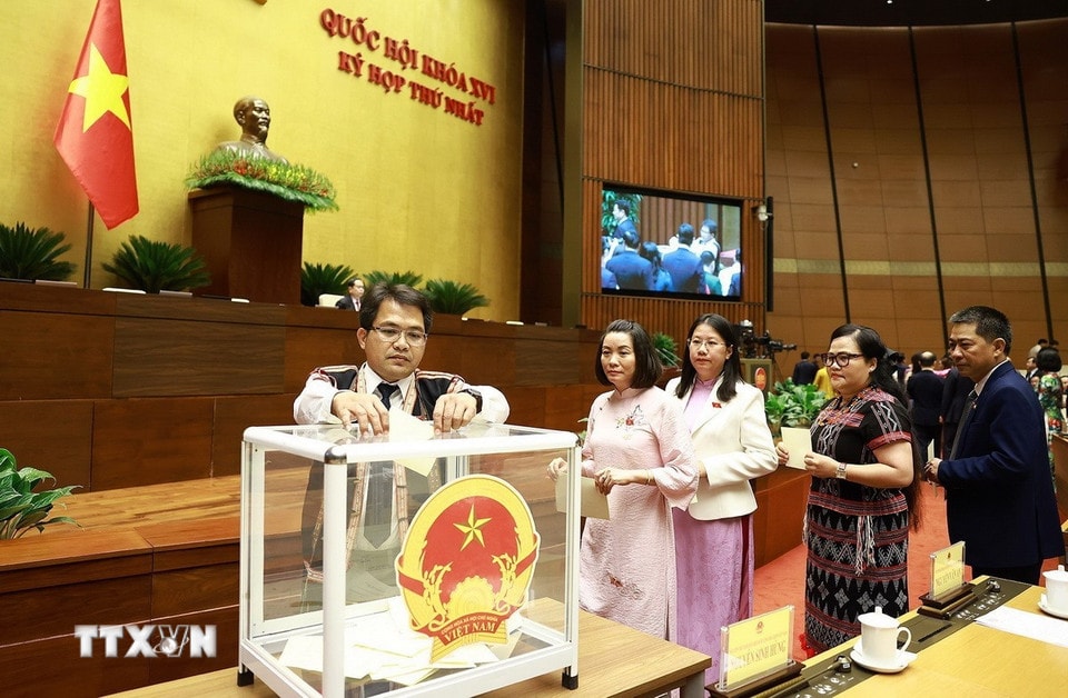 Đại biểu Quốc hội bỏ phiếu bầu Chủ tịch Quốc hội khóa XVI. (Ảnh: Doãn Tấn/TTXVN)