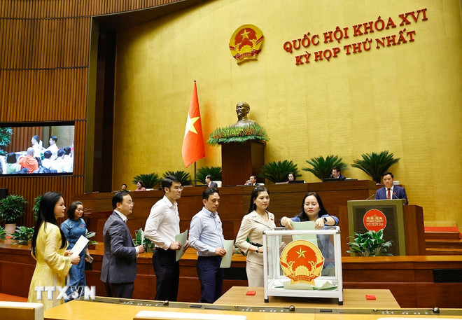 Đại biểu Quốc hội bỏ phiếu. (Ảnh: Doãn Tấn/TTXVN) ttxvn-ky-hop-thu-nhat-quoc-hoi-khoa-xvi-quoc-hoi-tiep-tuc-cong-tac-nhan-su-kien-toan-bo-may-lanh-dao-8684436.jpg