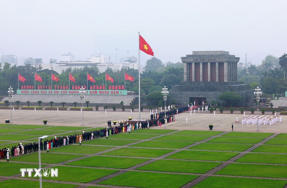 Đại biểu Quốc hội khóa XVI vào Lăng viếng Chủ tịch Hồ Chí Minh. (Ảnh: Dương Giang/TTXVN)
