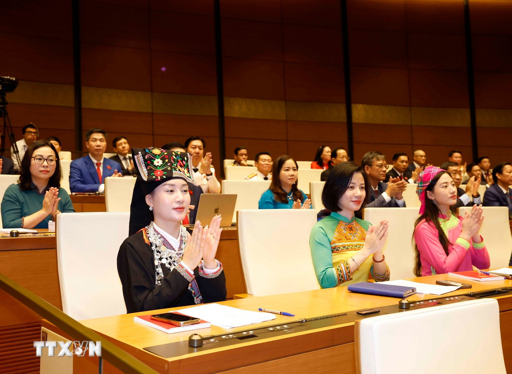 Các đại biểu tham dự phiên khai mạc Kỳ họp thứ nhất, Quốc hội khóa XVI. (Ảnh: Thống Nhất/TTXVN) ttxvn-0604-khai-mac-ky-hop-thu-nhat-quoc-hoi-khoa-xvi-6.jpg