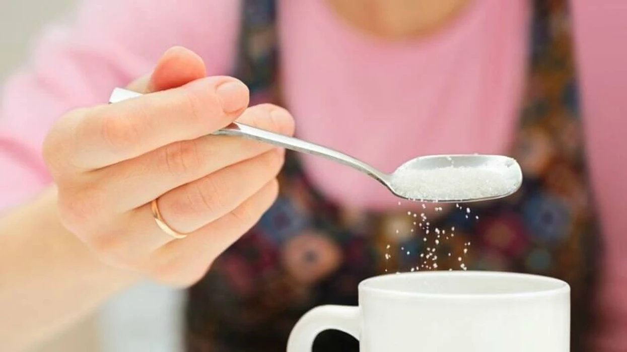 Nên cẩn trọng với chất tạo ngọt khi uống cà phê (Ảnh: Telegrafi).