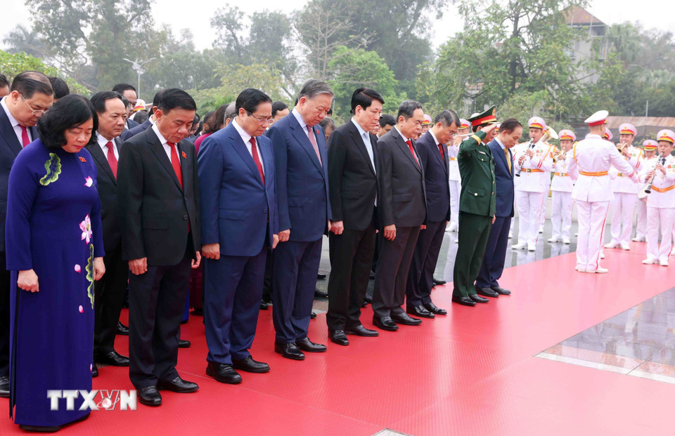 Lãnh đạo Đảng, Nhà nước và Đại biểu Quốc hội tưởng niệm các Anh hùng, liệt sỹ. (Ảnh: Phạm Kiên/TTXVN)