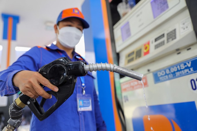 Giá xăng dầu sẽ được điều chỉnh vào ngày 29/4. (Ảnh minh họa)