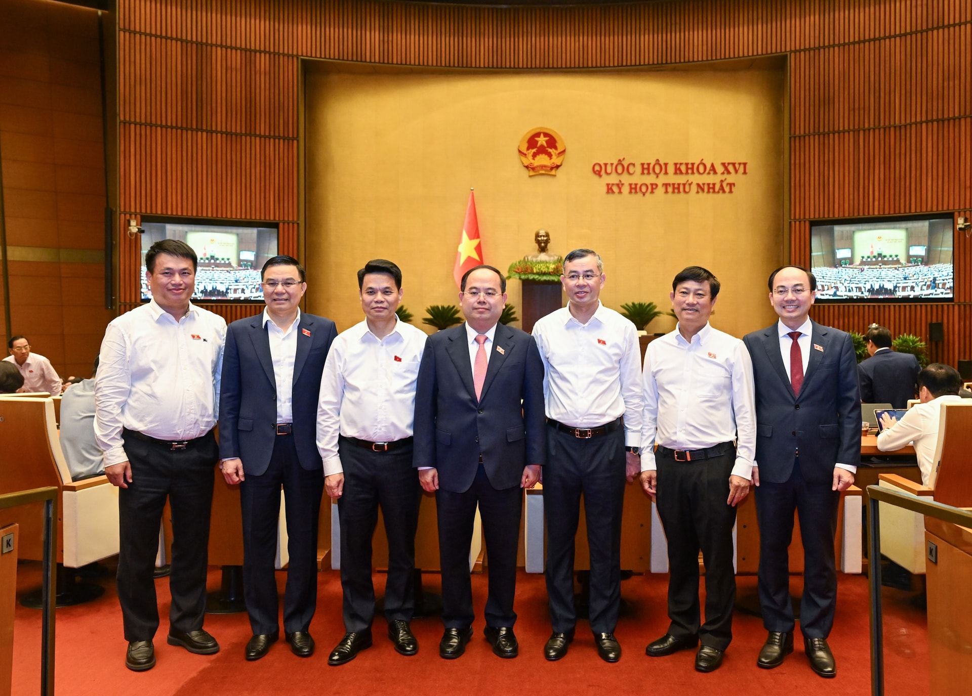 Đồng chí Lê Ngọc Châu, Uỷ viên Trung ương Đảng, Phó Bí thư Thành uỷ, Chủ tịch UBND thành phố Hải Phòng (thứ ba từ trái sang) cùng các đại biểu Quốc hội.