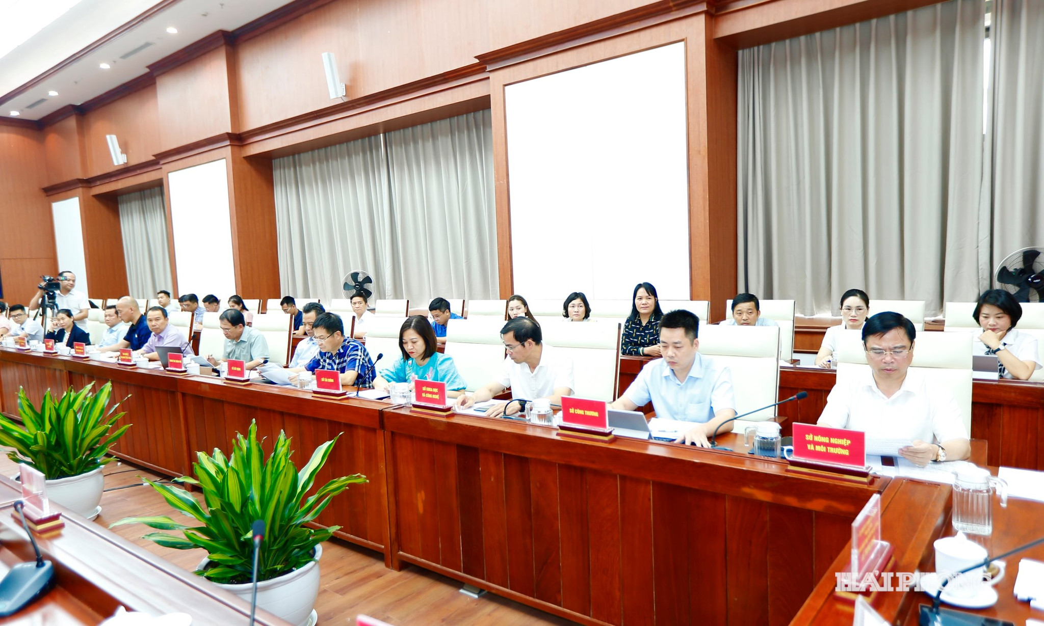 Các đại biểu dự cuộc làm việc.