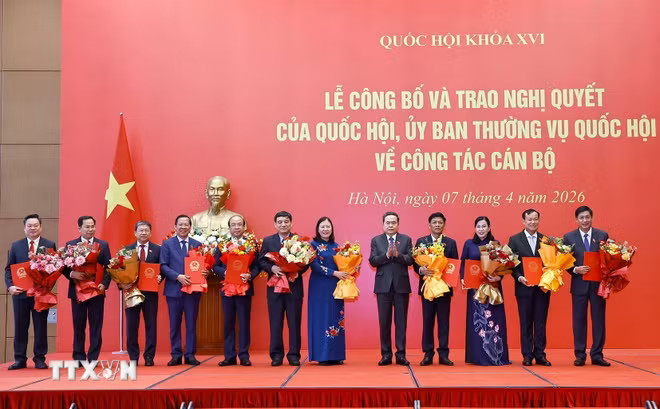 Chủ tịch Quốc hội Trần Thanh Mẫn trao Nghị quyết của Quốc hội cho các Ủy viên Ủy ban Thường vụ Quốc hội, Chủ tịch Hội đồng Dân tộc, Chủ nhiệm Ủy ban của Quốc hội, Tổng Thư ký-Chủ nhiệm Văn phòng Quốc hội. (Ảnh: Doãn Tấn/TTXVN) ttxvn-chu-tich-quoc-hoi-du-le-cong-bo-trao-nghi-quyet-cua-quoc-hoi-uy-ban-thuong-vu-quoc-hoi-6.jpg
