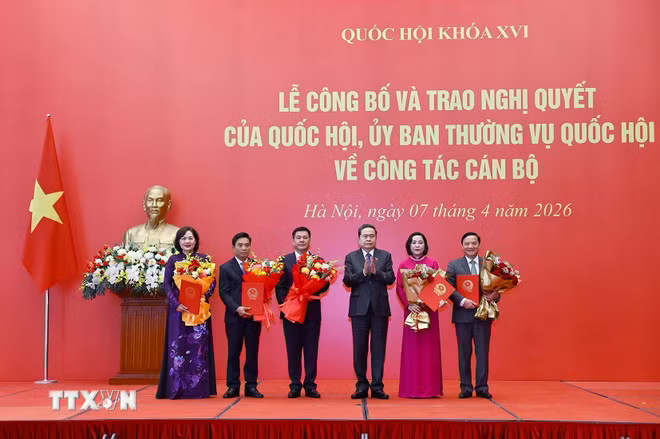Chủ tịch Quốc hội Trần Thanh Mẫn trao Nghị quyết của Quốc hội cho các Phó Chủ tịch Quốc hội. (Ảnh: Doãn Tấn/TTXVN) ttxvn-chu-tich-quoc-hoi-du-le-cong-bo-trao-nghi-quyet-cua-quoc-hoi-uy-ban-thuong-vu-quoc-hoi-1.jpg