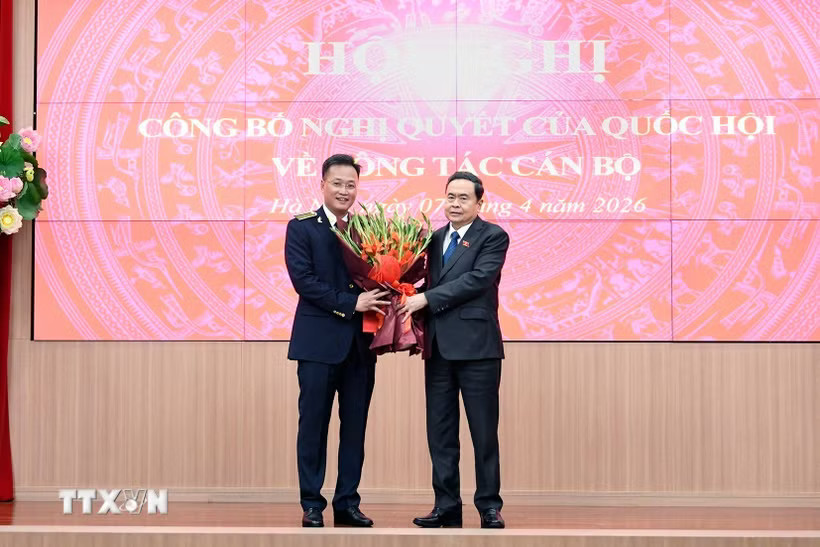 Chủ tịch Quốc hội Trần Thanh Mẫn trao Nghị quyết của Quốc hội cho Tổng Kiểm toán Nhà nước Nguyễn Hữu Nghĩa. (Ảnh: Doãn Tấn/TTXVN)