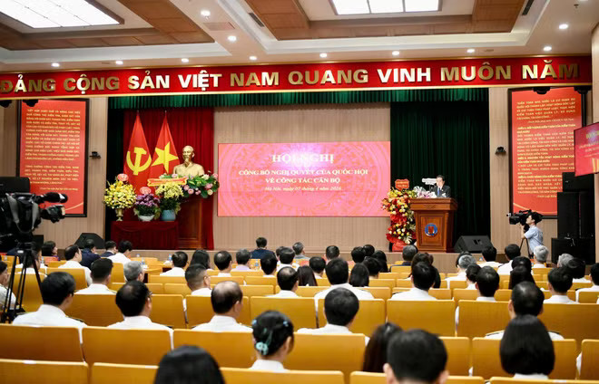 Chủ tịch Quốc hội bày tỏ mong muốn đồng chí Nguyễn Hữu Nghĩa cùng Ban Thường vụ Đảng ủy và lãnh đạo Kiểm toán Nhà nước tiếp tục phát huy truyền thống đoàn kết, chung sức đồng lòng, tăng cường lãnh đạo, chỉ đạo xây dựng Đảng bộ Kiểm toán Nhà nước thật sự trong sạch, vững mạnh. (Ảnh: Vietnam+) z7701193312903-61638aecf00d25e2395848b7a52b4c3b.jpg