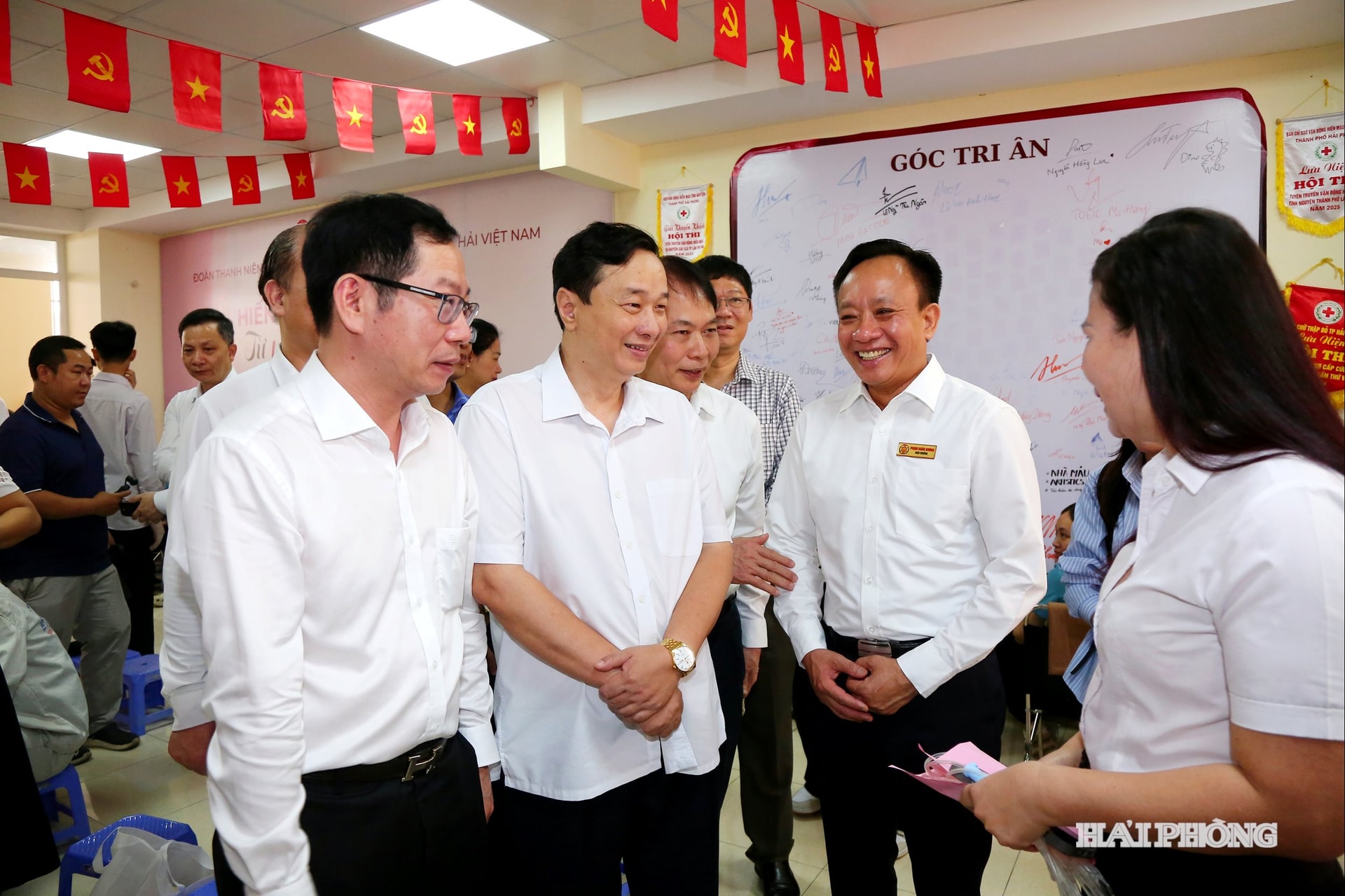 Đồng chí Vũ Tiến Phụng, Phó chủ tịch UBND thành phố thăm hỏi các thầy cô giáo Trường Đại học Hàng Hải Việt Nam tham gia hiến máu