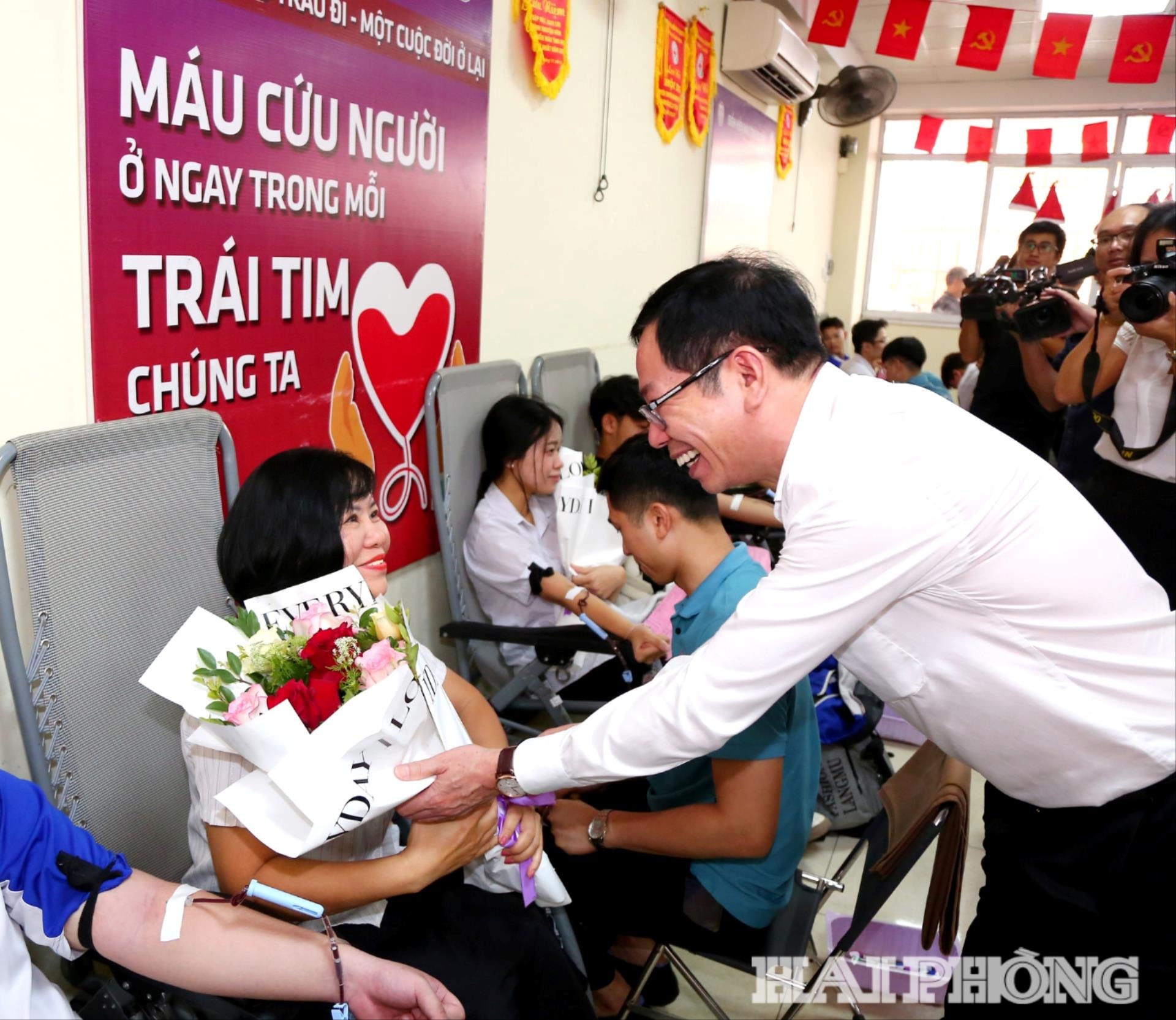 Đồng chí Vũ Tiến Phụng, Phó chủ tịch UBND thành phố tặng hoa các thầy cô giáo và sinh viên Trường Đại học Hàng Hải tham gia Hiến máu tình nguyện
