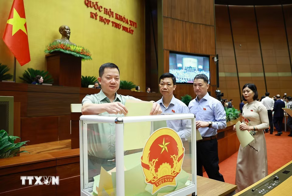 Đại biểu Quốc hội bỏ phiếu phê chuẩn Thẩm phán Tòa án nhân dân Tối cao, Phó Thủ tướng Chính phủ, Bộ trưởng và thành viên khác của Chính phủ. (Ảnh: Dương Giang/TTXVN)