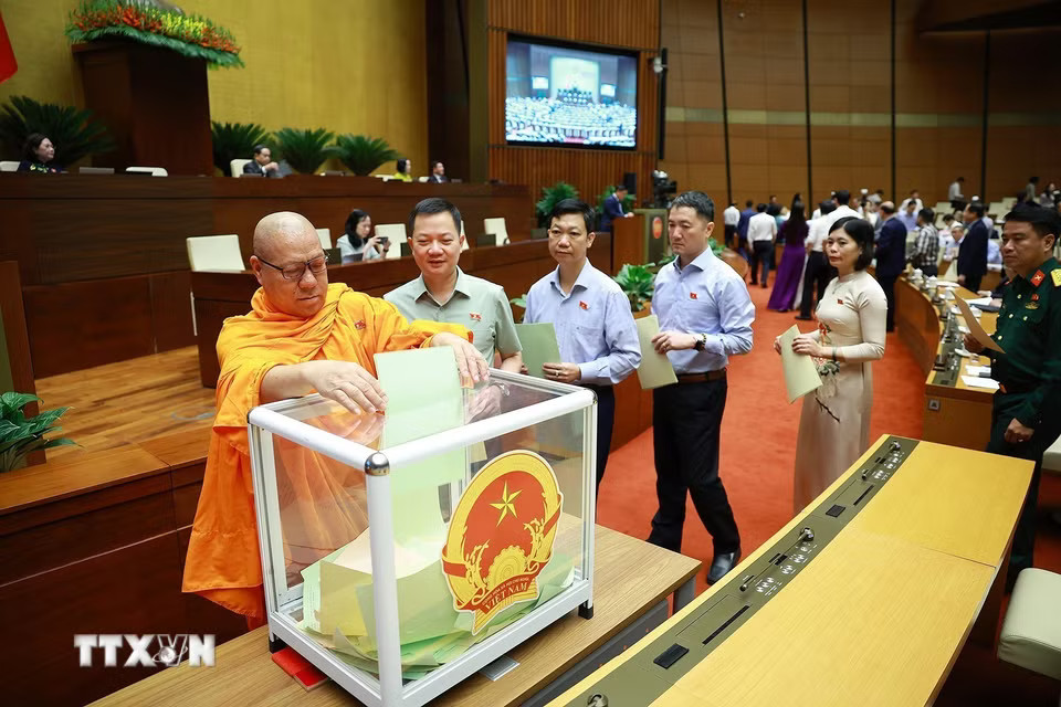 Đại biểu Quốc hội bỏ phiếu phê chuẩn Thẩm phán Tòa án nhân dân Tối cao, Phó Thủ tướng Chính phủ, Bộ trưởng và thành viên khác của Chính phủ. (Ảnh: Dương Giang/TTXVN)