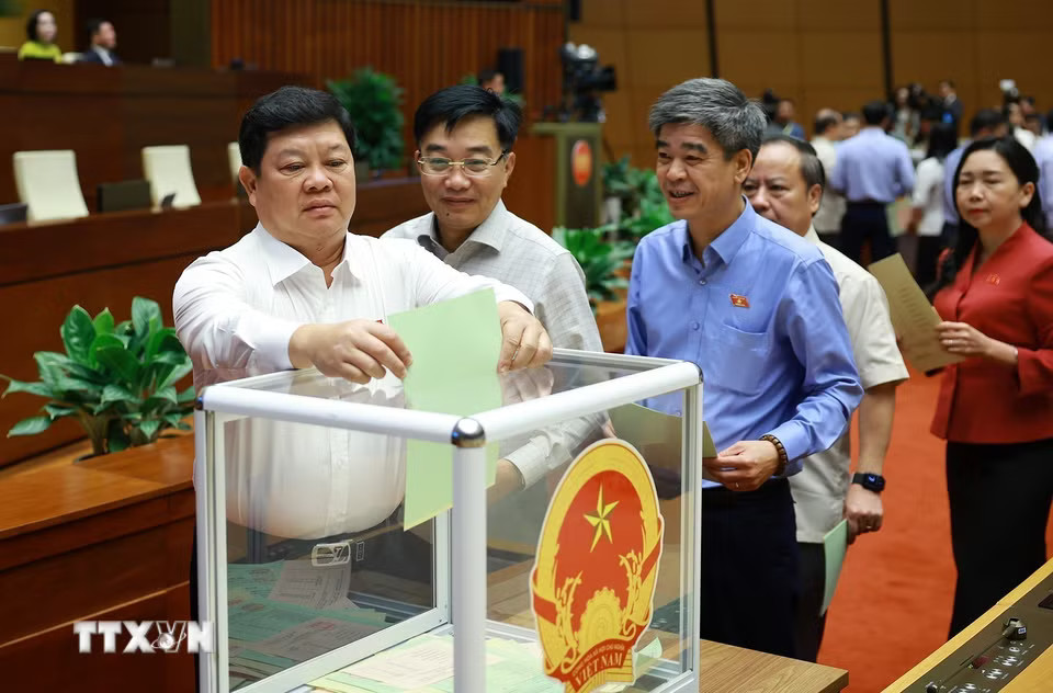 Đại biểu Quốc hội bỏ phiếu phê chuẩn Thẩm phán Tòa án nhân dân Tối cao, Phó Thủ tướng Chính phủ, Bộ trưởng và thành viên khác của Chính phủ. (Ảnh: Dương Giang/TTXVN)