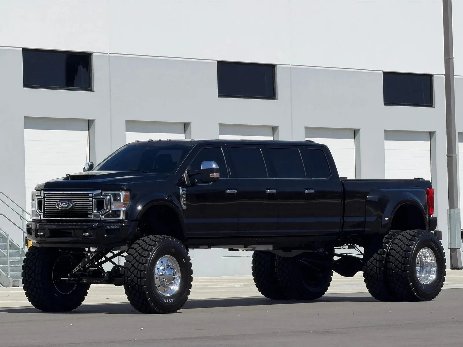 Bản độ Ford F-450 sở hữu 6 cửa với không gian nội thất đủ chỗ cho 11 hành khách.