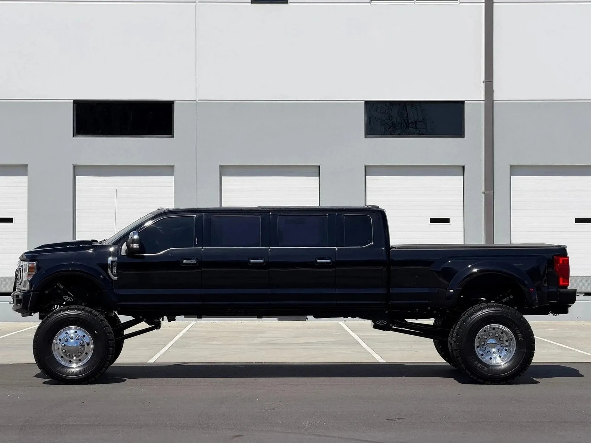Với chiều dài cơ sở được kéo dài, mẫu Ford F-450 6 cửa có kích thước vượt trội so với các dòng bán tải nguyên bản.