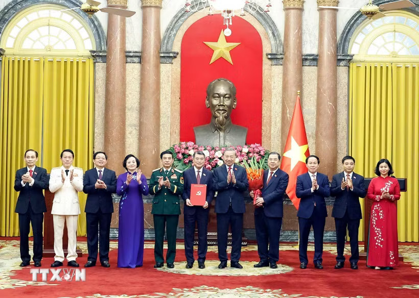 Tổng Bí thư, Chủ tịch nước Tô Lâm trao Quyết định của Bộ Chính trị chỉ định nhân sự của Đảng ủy Chính phủ nhiệm kỳ 2025-2030. (Ảnh: Thống Nhất/TTXVN)