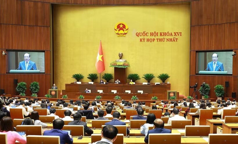 Chủ nhiệm Ủy ban Pháp luật và Tư pháp của Quốc hội Phan Chí Hiếu trình bày Báo cáo thẩm tra về dự án Luật Thủ đô (sửa đổi). (Ảnh: Dương Giang/TTXVN)