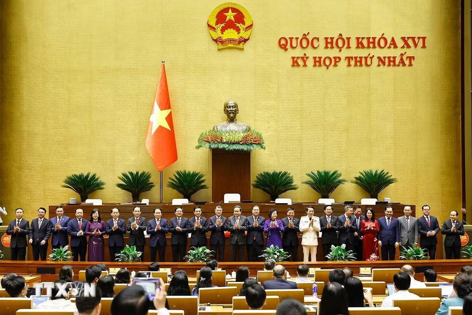 Chủ tịch Quốc hội Trần Thanh Mẫn chúc mừng Thủ tướng, Phó Thủ tướng Chính phủ, Bộ trưởng và thành viên khác của Chính phủ nhiệm kỳ 2026-2031. (Ảnh: Doãn Tấn/TTXVN)