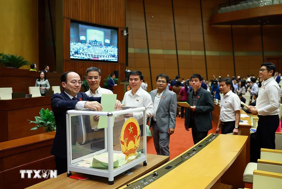 Đại biểu Quốc hội bỏ phiếu phê chuẩn Thẩm phán Tòa án nhân dân Tối cao, Phó Thủ tướng Chính phủ, Bộ trưởng và thành viên khác của Chính phủ. (Ảnh: Dương Giang/TTXVN)