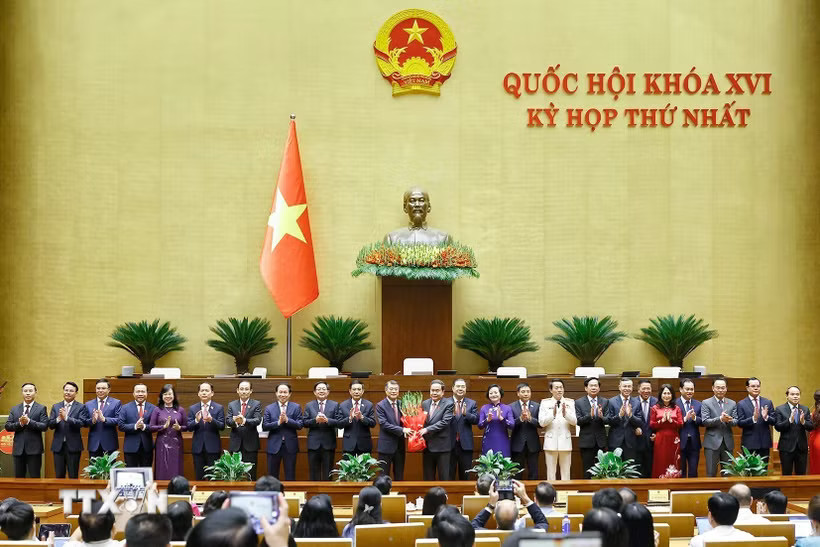 Chủ tịch Quốc hội Trần Thanh Mẫn tặng hoa chúc mừng Thủ tướng, Phó Thủ tướng Chính phủ, Bộ trưởng và thành viên khác của Chính phủ nhiệm kỳ 2026 - 2031. (Ảnh: Doãn Tấn/TTXVN)