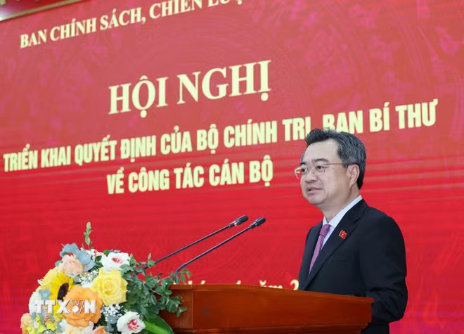Đồng chí Nguyễn Thanh Nghị, Ủy viên Bộ Chính trị, Bí thư Trung ương Đảng, Trưởng Ban Chính sách, chiến lược Trung ương phát biểu tại hội nghị. (Ảnh: Phương Hoa/TTXVN) ttxvn-cong-bo-quyet-dinh-cua-bo-chinh-tri-ban-bi-thu-ve-cong-tac-can-bo-tai-ban-chinh-sach-chien-luoc-trung-uong-08-2.jpg