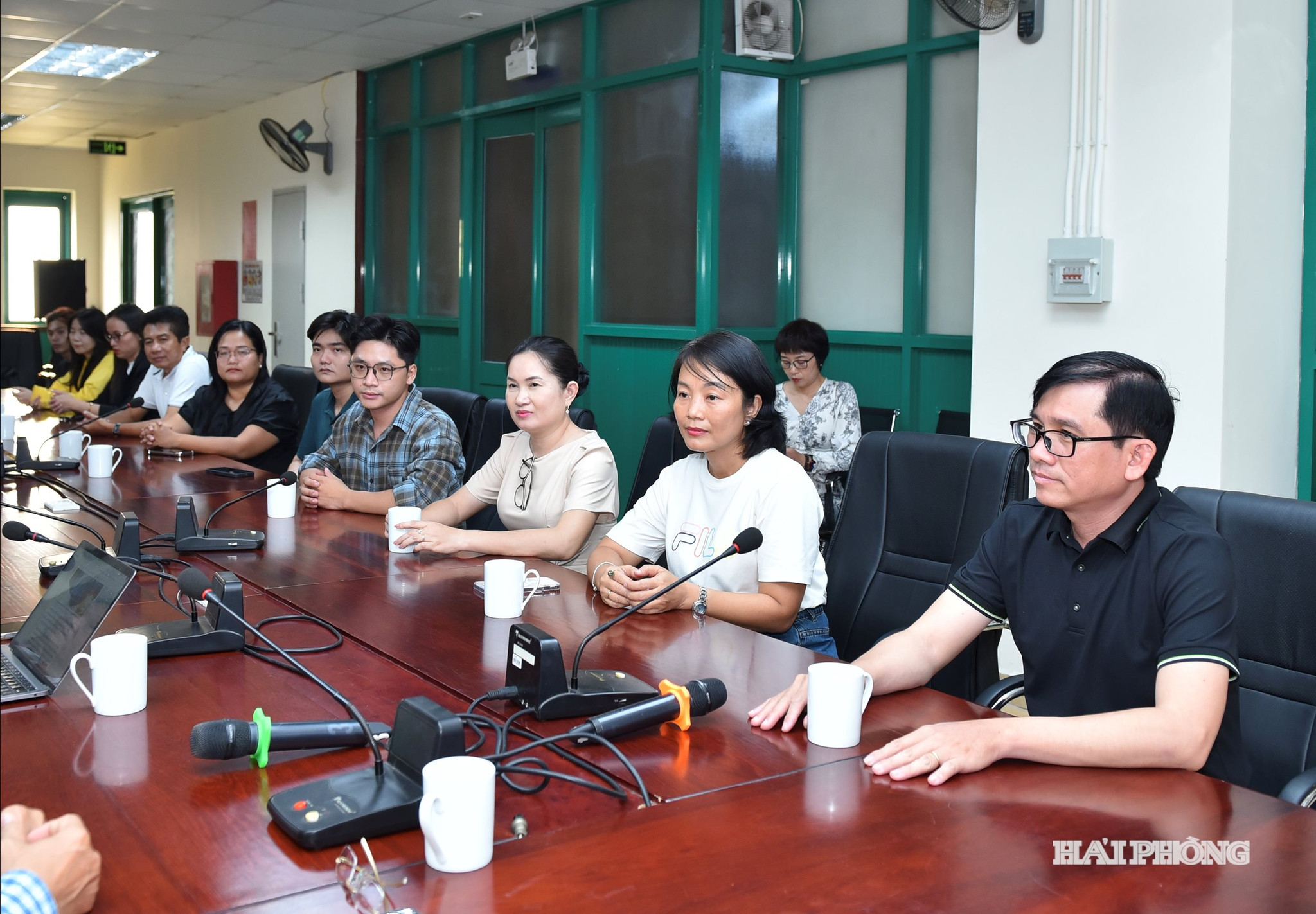 Các đại biểu dự cuộc làm việc.
