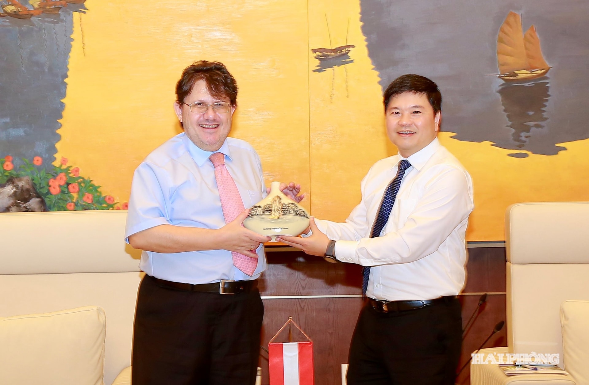 Đồng chí Hoàng Minh Cường, Phó chủ tịch UBND thành phố trao quà lưu niệm tặng Ngài Philipp Agathonos, Đại sứ Đặc mệnh toàn quyền Cộng hoà Áo tại Việt Nam đến thăm và làm việc tại Hải Phòng