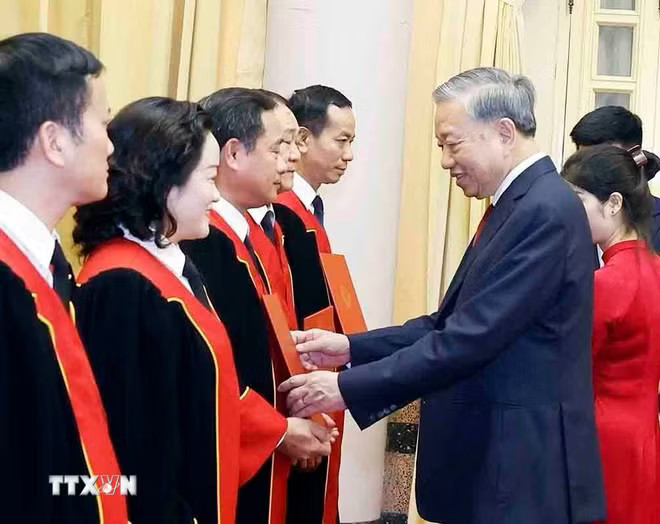 Tổng Bí thư, Chủ tịch nước Tô Lâm trao Quyết định bổ nhiệm chức danh Thẩm phán Tòa án Nhân dân tối cao cho các thẩm phán. (Ảnh: Thống Nhất/TTXVN) ttxvn-tong-bi-thu-chu-tich-nuoc-chu-tri-le-trao-quyet-dinh-bo-nhiem-tham-phan-toa-an-nhan-dan-toi-cao-3.jpg