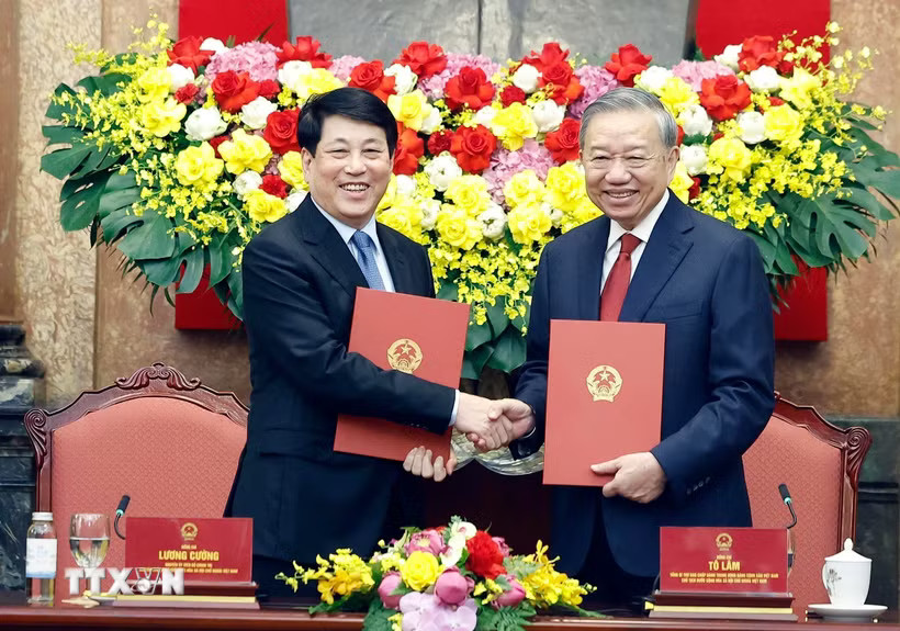 Tổng Bí thư, Chủ tịch nước Tô Lâm và đồng chí Lương Cường, nguyên Ủy viên Bộ Chính trị, nguyên Chủ nước tại lễ bàn giao. (Ảnh: Thống Nhất/TTXVN)