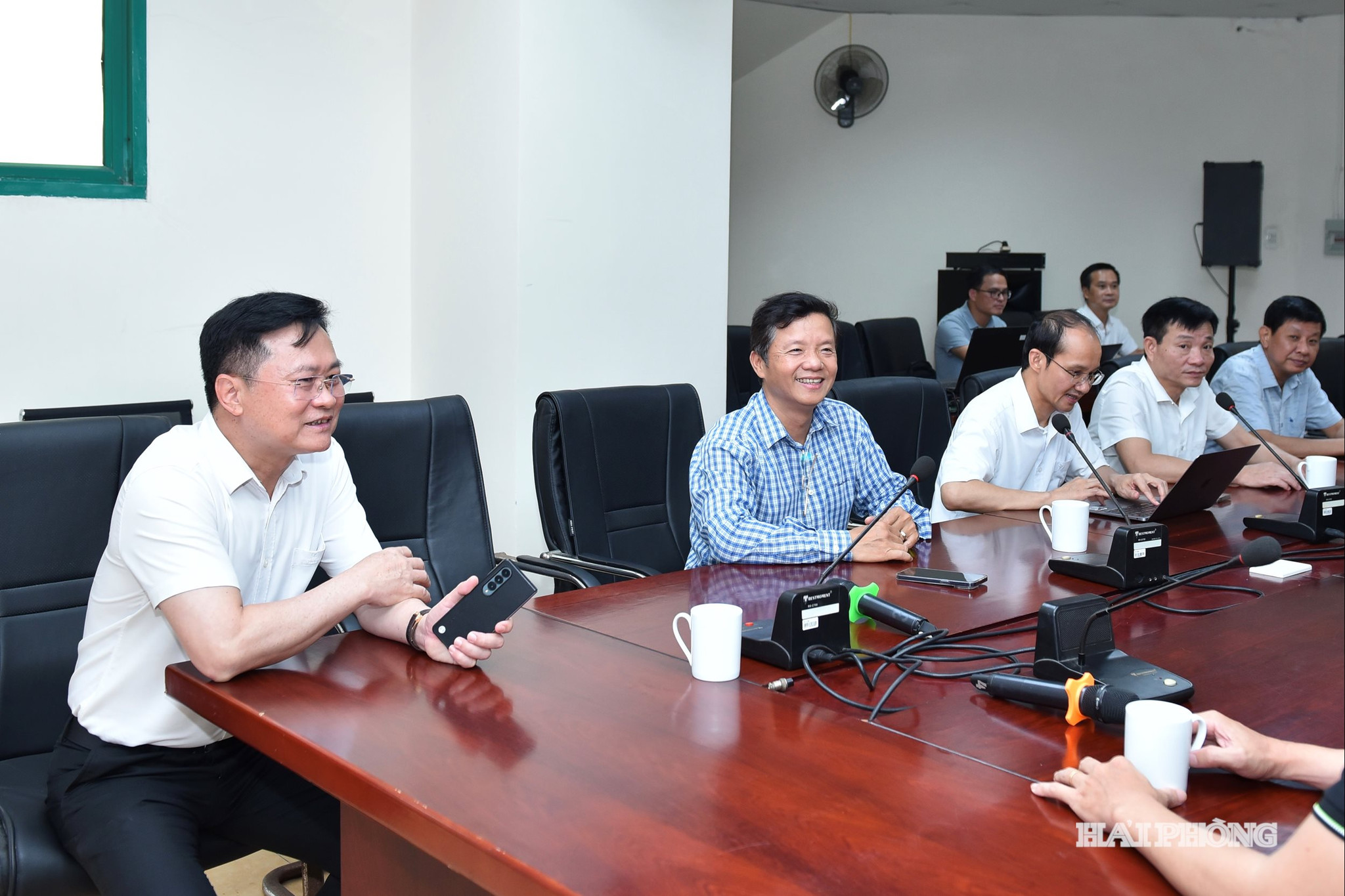 Các đại biểu dự cuộc làm việc.