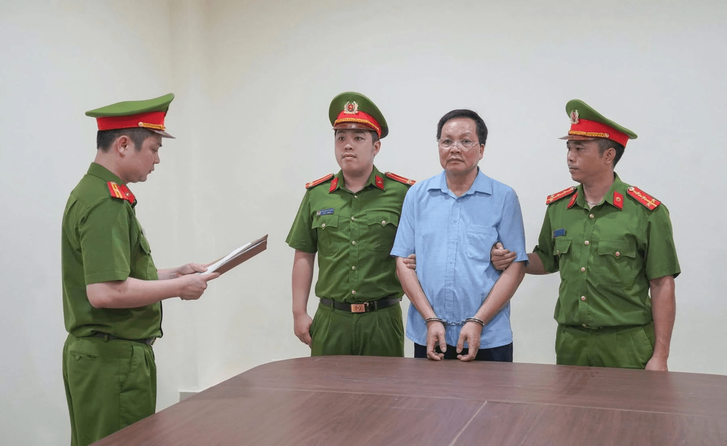 can-bo-chiem-doat-tien-tro-cap.png