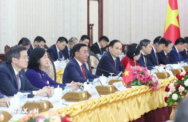 Thường trực Ban Bí thư Trần Cẩm Tú cùng đoàn đại biểu cấp cao Việt Nam tại hội kiến. (Ảnh: Phương Hoa/TTXVN) ttxvn-thuong-truc-ban-bi-thu-tran-cam-tu-hoi-kien-thu-tuong-lao-sonexay-siphandone3.jpg