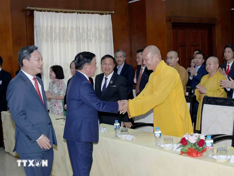 Thường trực Ban Bí thư Trần Cẩm Tú gặp gỡ cộng đồng người Việt Nam tại Lào. (Ảnh: Phương Hoa/TTXVN)